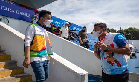 Ketua Pelaksana ASEAN Para Games 2022 Gibran Rakabuming Raka (kiri) berbincang dengan Competition Manager Cabang Olahraga Para Renang APG 2022 Bhima Kautsar (kanan) di arena kolam renang Stadion Jatidiri Semarang, Jawa Tengah, Rabu (3/8/2022). Kunjungan Gibran untuk memastikan kelancaran pelaksanaan para-renang ASEAN Para Games 2022 serta mengikuti upacara penyerahan medali kepada perenang.