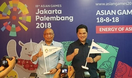 Ketua Pelaksana Asian Games Erick Thohir (kanan) bersama chief corporate social affair Astra International Pongki Pamungkas