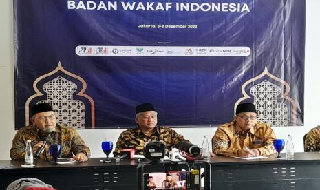 Ketua Pelaksana Badan Wakaf Indonesia (BWI), Prof Mohammad Nuh dan jajaran pimpinan BWI saat Konferensi Pers Rapat Koordinasi Nasional (Rakornas) BWI se-Indonesia  di Jakarta, Rabu (7/12/2022). BWI Percepat Ciptakan Ekosistem Perwakafan Indonesia