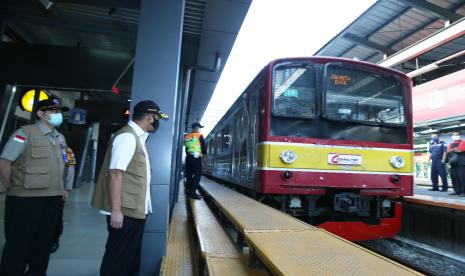 Ketua pelaksana Gugus Tugas Percepatan Penanganan COVID-19 Doni Monardo saat meninjau penerapan protokol kesehatan di Stasiun Manggarai, Jakarta, Senin (8/6). 