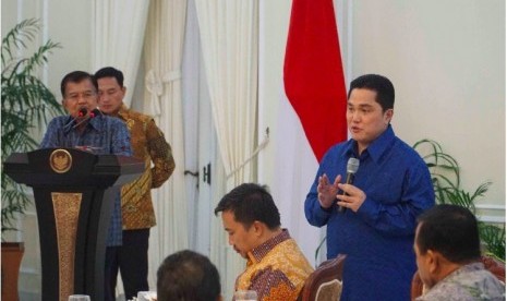 Ketua Pelaksana INASGOC Erick Thohir berbicara di acara dialog dengan induk-induk organisasi olahraga (PB) disaksikan Wapres Jusuf Kalla di Istana Wapres, Rabu (10/5).