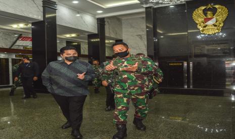 Ketua Pelaksana Komite Penanganan Covid-19 dan Pemulihan Ekonomi Nasional (KPCPEN) Erick Thohir bersama Kepala Staf TNI Angkatan Darat (KSAD) Jenderal TNI Andika Perkasa yang menjabat sebagai Wakil Ketua Pelaksana KPCPEN di Markas TNI AD di Jakarta, Jumat (7/8).