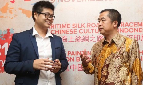 Ketua pelaksana pameran lukisan dan kaligrafi Cina Bauing Indonesia, Jefry Teguh (kiri) sedang berbincang jelang persiapan pameran kaligrafi dan lukisan Cina