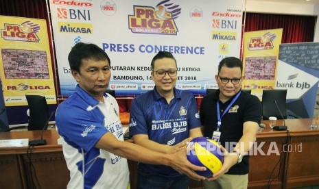 Ketua Pelaksana Proliga Tachyan Iskandar (kiri), didampingi Wakil Direktur Proliga Reginald Nelwan (kanan) dan Vice President Corporate Secretary Bank Bjb Hakim Putratama bersama-sama memegang bola saat konferensi pers Pro Liga Bolavoli 2018 Putaran Kedua Minggu Ketiga, di Kantor Pusat Bank BJB, Kota Bandung, Kamis (15/3).