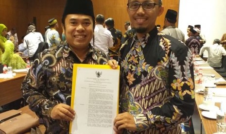 Ketua Pembina Yayasan Ar Risalah, Ustaz Irsyad Safar (kanan) dan  dan Sekretaris Pembina Yayasan Ar Risalah, Ustaz Mulyadi Muslim.