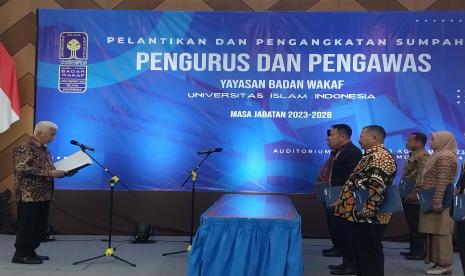 Ketua Pembina Yayasan Badan Wakaf Universitas Islam Indonesia, Luthfi Hasan melantik Ketua Umum YBW UII masa jabatan 2023-2028, di Gedung Auditorium YBW UII, Cik Ditiro, Yogyakarta, Kamis (10/8/2023). 