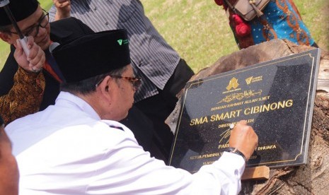 Ketua Pembina Yayasan Dompet Dhuafa, Parni Hadi menorehkan tandatangannya pada prasasti peresmian SMA Smart Cibinong di Cibinong, Kabupaten Bogor, Selasa (14/1).