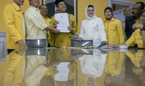 Ketua Pemenang Pemilu Wilayah Jawa dan Sumatera Partai Golkar, Yusron Wahid (kedua kiri) dan Ketua DPD Partai Golkar Jawa Barat Dedi Mulyadi (keempat kiri) memperlihatkan Surat Keputusan dan rekomendasi dukungan bakal calon gubernur atau wakil gubernur di Kantor DPD Partai Golkar Jawa Barat, Bandung, Jawa Barat, Rabu (27/12). 