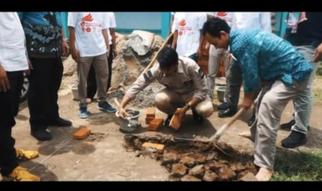 Ketua Pemuda Muhammadiyah Banten Suparta Kurniawan saat peletakan batu pertama lapangan badminton SMK Muhammadiyah Menes, Pandeglang.