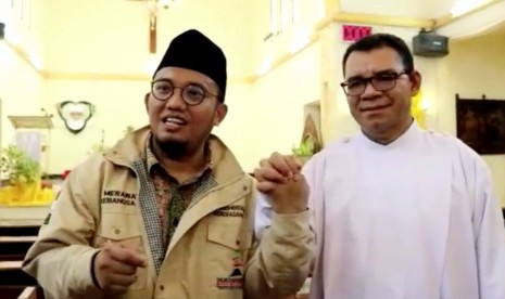 Ketua Pemuda Muhammadiyah Dahnil Anzar Simanjuntak (kiri)