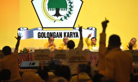 Ketua Pengarah Sidang, Nurdin Halid (ketiga kiri) memberi kesempatan para peserta menyampaikan aspirasinya saat membahas tata tertib pemilihan ketua umum dalam Musyawarah Nasional Luar Biasa (Munaslub) Partai Golkar 2016 di Nusa Dua, Bali, Minggu (15/5).