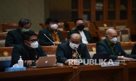 Ketua Pengurus Besar Ikatan Dokter Indonesia (PB IDI) Adib Khumaidi (tengah) memberikan paparan saat mengikuti Rapat Dengar Pendapat Umum (RDPU) dengan Komisi IX DPR di Jakarta, Senin (4/4/2022). RDPU membahas tentang tugas pokok dan fungsi Ikatan Dokter Indonesia (IDI) sebagai organisasi profesi kedokteran di Indonesia serta masalah pemecatan mantan Menteri Kesehatan Terawan Agus Putranto dari keanggotaan IDI.