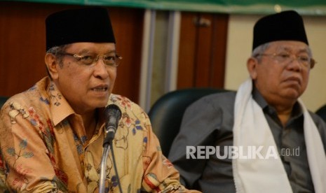   Ketua Pengurus Besar Nahdlatul Ulama (PBNU), Said Aqil Siroj (kiri), bersama Rais 'Aam PBNU KH Maruf Amin menggelar keterangan pers tentang acara Internasional Summit of The Moderat Islamic Leaders (Isomil) dan NU Care di kantor PBNU, Jakarta, Kamis (11/