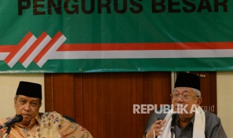   Ketua Pengurus Besar Nahdlatul Ulama (PBNU), Said Aqil Siroj (kiri), bersama Rais 'Aam PBNU KH Maruf Amin menggelar keterangan pers tentang acara Internasional Summit of The Moderat Islamic Leaders (Isomil) dan NU Care di kantor PBNU, Jakarta, Kamis (11/