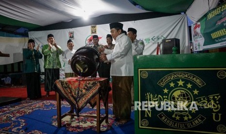 Ketua Pengurus Besar Nahdlatul Ulama (PBNU) Sulton Fathoni memukul bedug pada pembukaan Rapat Koordinasi Nasional (Rakornas) NU Care-Lazisnu 2018 di Pondok Pesantren Walisongo, Sragen, Jawa Tengah, Senin (29/1). 