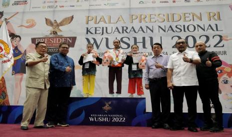 Ketua Pengurus Besar Wushu Indonesia (PB WI), Airlangga Hartarto menyerahkan penghargaan untuk atlet yang berlaga di Kejurnas Wushu Piala Presiden 2022 di Graha Universitas Negeri Surabaya (Unesa), Kota Surabaya, Jawa Timur. 