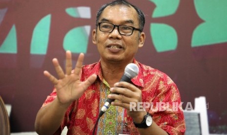 Ketua Pengurus Harian Yayasan Lembaga Konsumen Indonesia Sudaryatmo menjadi pembicaradalam diskusi Dialektika Demokrasi di komplek Parlemen, Senayan, Jakarta, Kamis (21/7).