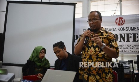 Ketua Pengurus Harian Yayasan Lembaga Konsumen Indonesia (YLKI) Tulus Abadi memberikan pemaparan kepada awak media saat menggelar jumpa pers di Kantor YLKI, Jakarta, Jumat (19/5).