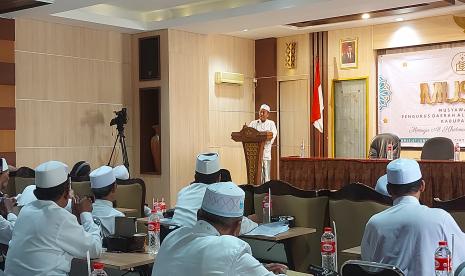   Ketua Pengurus Wilayah (PW) Al Khidmah Jawa Tengah dan Daerah Istimewa Yogyakarta (DIY), Teguh Prihmono, memberikan sambutan pada acara pembukaan Musda ke-V Pengurus Daerah (PD) Al Khidmah dan Ath Thariqah Qodiriyah Naqsabandiyah Al Utsmaniyah Kabupaten Semarang, di aula Cipto Mangunkusumo, Balai Bahasa Provinsi Jawa Tengah, di Ungaran.