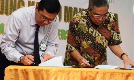 Ketua Pengurus Yayasan Memajukan Ilmu dan Kebudayaan (YMIK) Dr. Ramlan Siregar, M.Si (kanan) bersama Region Head III Bank Syariah Mandiri Edhie Rosman dalam peluncuran KTM Elektronik bagi mahasiswa Universitas Nasional