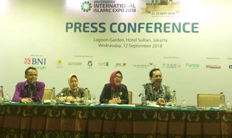 Ketua penyelenggara BNI Syariah International Islamic Expo 2018 Joko Asmoro, Direktur Bisnis Komersial BNI Syariah Dhias Widhyati (kanan ke kiri) dalam konferensi pers di Hotel Sultan, Jakarta, Rabu (12/9). 