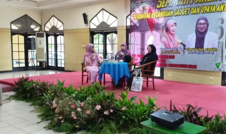 Ketua Perhimpunan Masyarakat Tolak Pornografi Azimah Subagijo, dalam Seminar Parenting bertema “Fenomena Kecanduan Gadget dan Antisipasinya” yang diselenggarakan DKM Masjid Raya Palapa Baitus Salam, Pasar Minggu, Jakarta Selatan, 22 Desember 2019.