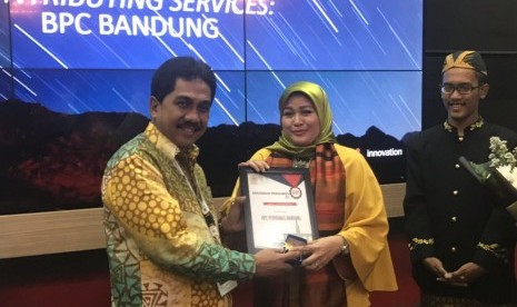 Ketua Perhumas BPC Bandung N Nurlaela Arief (tengah) menerima penghargaan sebagai pengurus cabang terbaik dalam ajang Perhumas Award 2017 di Balai Kota Bogor, Senin (27/11) malam.   