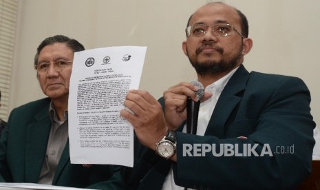  Ketua PB Ikatan Dokter Indonesia (IDI) Ilham Oetama Marsis (kiri) bersama Wakil Ketua Umum PB IDI Adib Khumaidi, (kanan) 