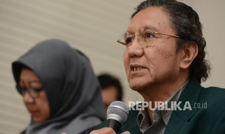  Ketua Persatuan Besar Ikatan Dokter Indonesia (IDI) Ilham Oetama Marsis (kanan) memberikan pernyataan saat menggelar konferensi pers di Kantor IDI, Jakarta, Senin (18/7). 