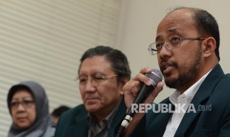 Ketua Tim Mitigasi PB-IDI yang juga merupakan Ketua terpilih PB-IDI periode 2021-2024 dr Adib Khumaidi (kanan)