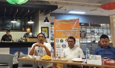 Ketua PHRI Malang, Dwi Cahyono (kiri) saat konferensi pers Jatim Travel Mart (JTM) 2017 di Kota Malang