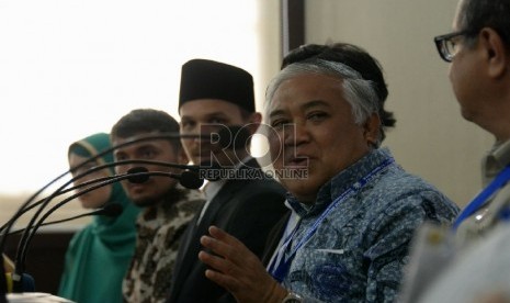 Ketua Pimpinan Pusat Muhammadiyah Din Syamsuddin didampingi tim peninjau dari luar negeri memberikan keterangan kepada wartawan disela-sela muktamar Muhammadiyah ke 47 di kampus Unismuh Makassar, Sulsel, Rabu (5/8). 