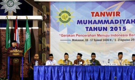 Ketua Pimpinan Pusat Muhammadiyah Din Syamsudin (kiri) memberikan sambutan saat membuka Sidang Tanwir Muhammadiyah di kampus Universitas Muhammadiyah (Unismuh) Makassar, Sulawesi Selatan, Sabtu (1/8).