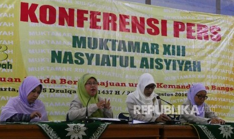 Ketua Pimpinan Pusat Nasyiatul Aisyiyah (PPNA) Rita Pranawati (kedua kiri) bersama Bendahara PPNA Upik Rahmawati (kiri), Sekretaris Umum PPMA Ulfah Mawardi (kedua kanan) dan Tim Materi Muktamar PPNA Paramitha, menyampaikan penjelasan kepada wartawan di Jak