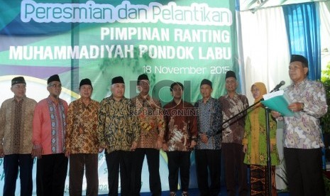 Ketua Pimpinan Ranting Muhammadiyah Pondok Labu Din Syamsuddin (keempat kiri) bersama dengan jajaran pengurus lainnya membacakan janji pada acara Peresmian dan Pelantikan Pimpinan Ranting Muhammadiyah Pondok Labu di Jakarta, Rabu (18/11).