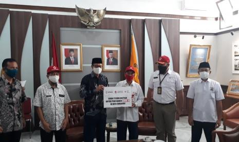 Ketua PMI Kota Sukabumi Suranto Sumowiryo memberikan bantuan dari Palang Merah Amerika kepada Wali Kota Sukabumi, Achmad Fahmi dalam pencegahan Covid-19 di Balai Kota Sukabumi, Kamis (28/5).