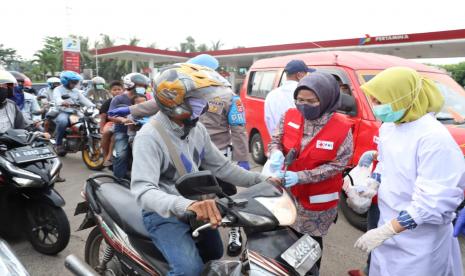 Ketua PMI Provinsi Banten Ratu Tatu Chasanah membagikan takjil dan Wipol di Cek Poin Walantaka, Kota Serang, Banten, Kamis (30/4/2020).