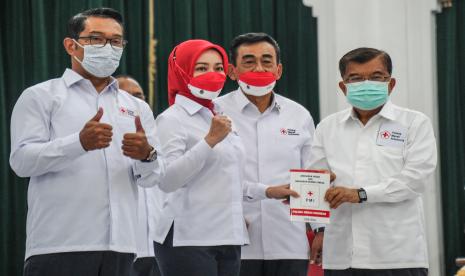 Ketua PMI Pusat Jusuf Kalla (kanan) bersama Gubernur Jawa Barat Ridwan Kamil (kiri), Ketua Dewan Kehormatan PMI Jabar Atalia Praratya (kedua kiri) dan Ketua PMI Jabar Adang Rosjana (kedua kanan) menunjukan buku ad/art saat pelantikan Ketua Dewan Kehormatan PMI Provinsi Jawa Barat di Gedung Sate, Bandung, Jawa Barat, Senin (18/10/2021). Ketua PMI Pusat Jusuf Kalla melantik Atalia Praratya sebagai Ketua Dewan Kehormatan PMI Provinsi Jawa Barat masa bakti 2021-2026.