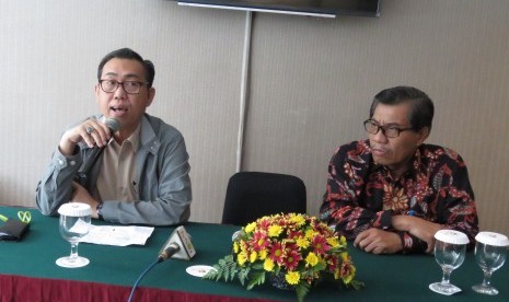 Ketua Pokja Ekonomi Pancasila Forum Rektor Indonesia (FRI), Prof Edy Suandi Hamid, dan Rektor Universitas Ahmad Dahlan (UAD), Dr Kasiyarno, saat konferensi pers jelang Forum Group Discussion (FGD) Forum Rektor Indonesia di Yogyakarta, Selasa (22/8).