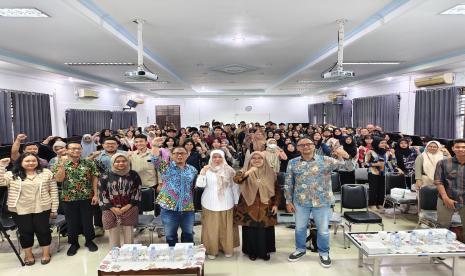 Ketua Pokja Strategi dan Sosialisasi Satgas UU Cipta Kerja, Dimas Oky Nugroho bersama mahasiswa Universitas Mulawarman.