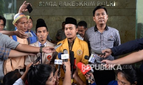 Ketua PP Ikatan Pelajar Muhammadiyah Khairul Sakti Lubis (kedua kanan), dan Sekretaris PP Pemuda Muhammadiyah Pedri Kasman (kedua kiri)  saat pemeriksaan sebagai pelapor terkait penistaan agama di Bareskrim Polri, Jakarta, Selasa (8/11).