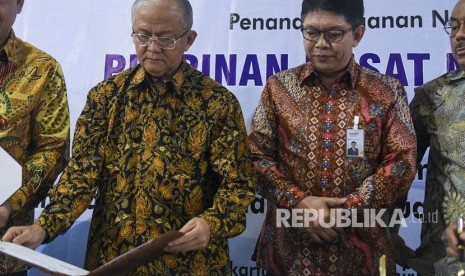 Ketua PP Muhammadiyah Anwar Abas (kiri) bersama Direktur Utama Mandiri Syariah Toni EB Subari (kanan) melakukan penandatanganan perjanjian kerjasama di kantor Pusat Dakwah Muhammadiyah, Jakarta, Senin (16/12/2019). 