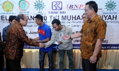 Ketua PP Muhammadiyah Bambang Sudibyo (kiri) bersama Kepala BNP2TKI Jumhur Hidayat saat pelepasan TKI formal sektor konstruksi kerjasama BNP2TKI dengan Muhammadiyah di Jakarta, Rabu (10/10).