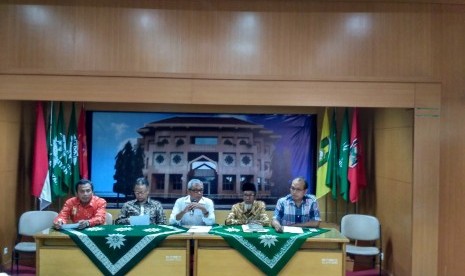 Ketua PP Muhammadiyah Bidang Hukum, Busyro Muqoddas (tengah) saat menggelar jumpa pers terkait pembakaran masjid milik Muhammadiyah di Aceh di Kantor PP Muhammadiyah Yogyakarta, Senin (23/10) sore.