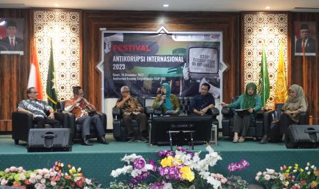 Ketua PP Muhammadiyah Bidang Hukum dan HAM M Busyro Muqoddas menjadi pembicara dalam Festival Anti Korupsi yang digelar atas kerja sama Fakultas Ilmu Sosial dan Ilmu Politik Universitas Muhammadiyah Jakarta (FISIP UMJ) dan TII di Aula Kasman Singodimedjo, Kamis (14/12/2023).