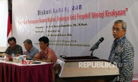 Ketua PP Muhammadiyah Busro Muqoddas (kanan) menyampaikan kata sambutannya pada acara diskusi Kebangsaan, dengan tema “Arah Pembangunan Ekonomi Nasional, Pandangan Kritis Prespektif Ideologi Kerakyatan” di Jakarta, Selasa (9/8).