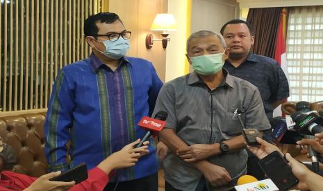 Ketua PP Muhammadiyah Busyro Muqoddas menyerahkan kajian akademik terkait RUU Omnibus Law Cipta Kerja kepada Wakil Ketua DPR Sufmi Dasco Ahmad di Kompleks Parlemen, Senayan, Jakarta, Rabu (15/7).