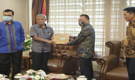 Ketua PP Muhammadiyah Busyro Muqoddas menyerahkan kajian akademik terkait RUU Omnibus Law Cipta Kerja kepada Wakil Ketua DPR Sufmi Dasco Ahmad di Kompleks Parlemen, Senayan, Jakarta, Rabu (15/7). 