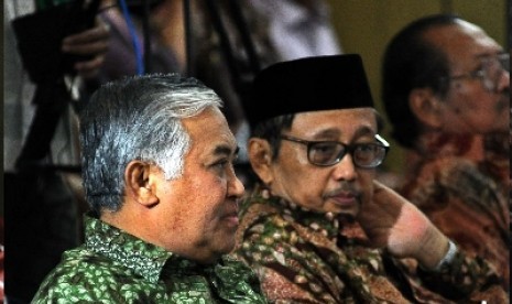  Ketua PP Muhammadiyah Din Syamsuddin dan Ketua MUI Slamet Effendy Yusuf berbincang saat acara pekan perdamaian dunia 2014 di Jakarta, Jumat (7/2).