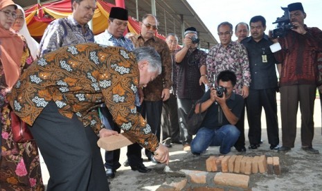 Ketua PP Muhammadiyah Din Syamsuddin meletakkan batu pertama pembangunan fakultas kedokteran UMSU